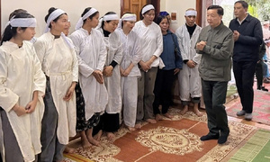 Phó Thủ tướng Trần Hồng Hà thăm hỏi gia đình nạn nhân chìm tàu trên hồ Thác Bà