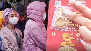 Người dân đội mưa xếp hàng chờ mua vàng trước ngày vía thần Tài