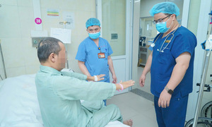 Người đàn ông ngừng tim gần tiếng được cứu sống ngoạn mục