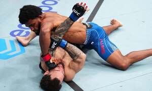 Từng thoát chết sau ca mổ não, võ sĩ MMA bị đối thủ đánh thập tử nhất sinh