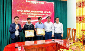 Khen thưởng 2 cha con dũng cảm cứu người trong vụ lật thuyền trên sông Gianh