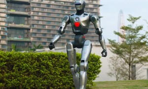 Robot Trung Quốc bị đẩy, đạp vẫn uyển chuyển nhảy múa