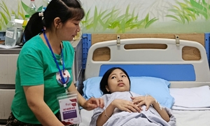 Chồng mất, con trai qua đời, mẹ bất lực nhìn con gái nguy kịch vì không có tiền