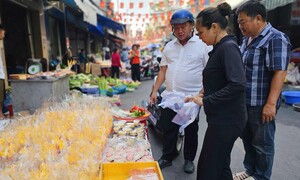 Thị trường hoa tươi, đồ cúng sôi động trước ngày vía Thần Tài