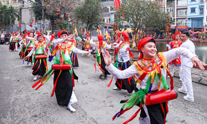 Trai làng mặc yếm đào, lả lơi múa 'con đĩ đánh bồng' giữa phố Hà Nội