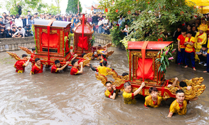 Độc đáo màn rước kiệu vượt sông, quay dưới giếng ở Hưng Yên
