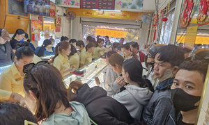 Đổi cách sắm vàng ngày Thần Tài, các tiệm vàng ở TP.HCM bớt cảnh khách xếp hàng