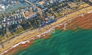 Độc lạ 'thủy triều đỏ' xuất hiện ở biển Gia Lai