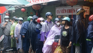 Đội mưa, xếp hàng dài mua heo quay, vịt quay ngày vía Thần Tài