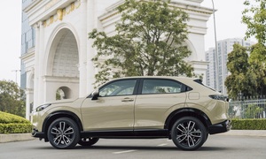 Honda HR-V e:HEV RS giảm giá 34 triệu đồng, rẻ hơn Corolla Cross HEV