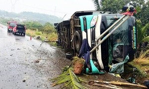 Đồng Nai: Lật xe khách trên Quốc lộ 14, 3 người thương vong