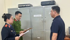 Khởi tố tài xế 'khóa đuôi' ô tô, thách thức 'đỗ đến mai' ở Hà Tĩnh 