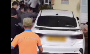 Video khoảnh khắc Trần Văn Quốc lao ôtô vào đám đông ở cây xăng Đà Lạt