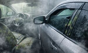 Trời nồm ẩm nên mở cửa kính ô tô?