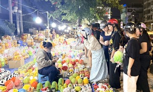 Người dân TP.HCM chen nhau mua heo đất lấy vía Thần Tài