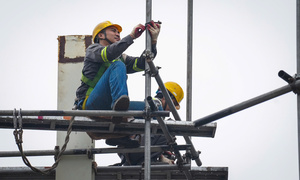 Công nhân muốn nghỉ hết rằm tháng Giêng, doanh nghiệp đưa xe lên tận bản đón thợ