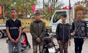 Nhóm thanh thiếu niên mang dao, côn ‘diễu phố’ quay clip đăng TikTok