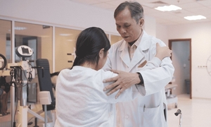 Nước mắt người cha và những bước đi đầu đời lần thứ hai của cô bé 12 tuổi