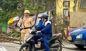 CSGT Hà Nội xử lý loạt tài xế cố tình vượt rào chắn khi đi qua đường sắt