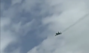 Máy bay chiến đấu xuất hiện trên bầu trời Iran, người dân gấp rút sơ tán