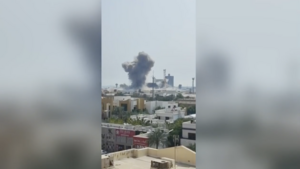 Khoảnh khắc tên lửa Iran tập kích trúng căn cứ hải quân Mỹ ở Bahrain