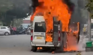 Ô tô 16 chỗ bốc cháy dữ dội khi đang chạy trên đường ở Bắc Ninh