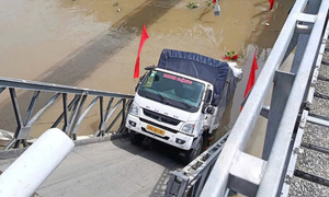 Xe tải chở gạo làm sập cầu ở Cần Thơ