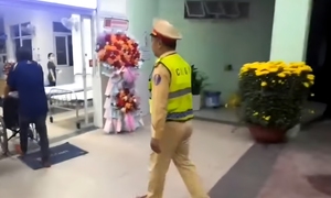 CSGT Đà Nẵng dùng xe đặc chủng chở người phụ nữ đi cấp cứu lúc rạng sáng