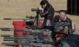 Ông Kim Jong-un cùng con gái thử nghiệm súng bắn tỉa thế hệ mới của Triều Tiên