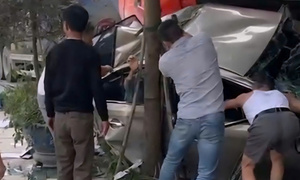Người dân phá cửa xe đưa tài xế và người ngồi trong xe ôtô đi cấp cứu