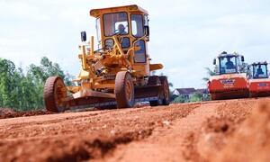 'Nhịp người, nhịp máy' hối hả trên công trường cao tốc 44.000 tỷ đồng ở Gia Lai