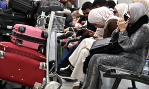 Hàng trăm nghìn hành khách mắc kẹt, hơn 1.000 chuyến bay bị hủy ở Trung Đông