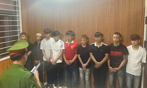 Nhóm thanh thiếu niên cầm hung khí truy đuổi làm 2 người thương vong