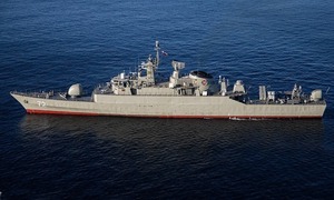 Chiến hạm Iran bốc cháy sau khi bị trúng đạn trong cảng