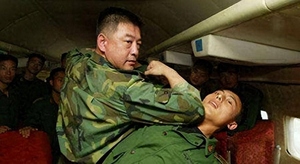 'Thiên vương kungfu' Trung Quốc 3 giây đánh bại hiến binh nước ngoài cao 1m9 