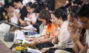 Trước Rằm tháng Giêng, người dân Hà Nội đổ về chùa Phúc Khánh cầu an