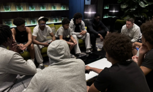 Bom nổ, tên lửa bay trên đầu khiến đội bóng hoảng loạn bỏ dở trận đấu