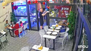 Dân mạng cười bò với clip chàng trai Nga lắc chuông lia lịa để khen món ăn Việt