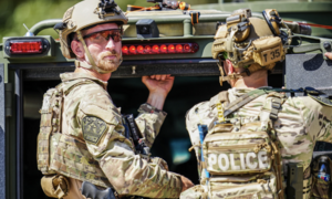 Hiện trường vụ sát thủ mặc áo in cờ Iran xả súng đẫm máu tại quán bar ở Mỹ