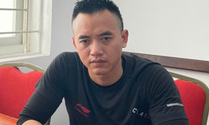 Tạm giữ tài xế tạt đầu xe máy khiến 3 người suýt lao vào ô tô tải