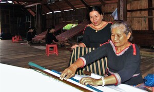 Cách phụ nữ Ê Đê tại Đắk Lắk 'thời trang hóa' thổ cẩm truyền thống
