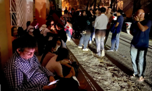 Phụ huynh mang ghế nhựa, đội mưa xuyên đêm giành suất vào lớp 10 cho con