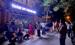 Phụ huynh Hà Nội xếp hàng từ nửa đêm giữ chỗ: Sở GD&ĐT yêu cầu hoàn tiền