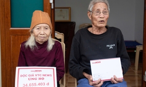 Trao hơn 34 triệu đồng tới cụ ông 90 tuổi chăm vợ liệt trong căn nhà đổ nát