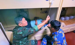 Hải quân hỗ trợ cấp cứu ngư dân đột quỵ trên quần đảo Trường Sa