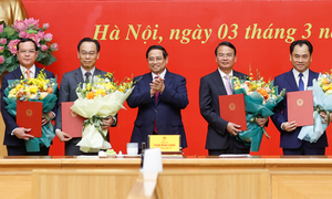 Thủ tướng trao quyết định cho 5 nhân sự mới được chỉ định, bổ nhiệm