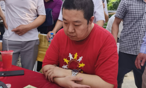 Cao thủ cờ tướng Trung Quốc sang Việt Nam đấu hội làng thua ngay vòng loại