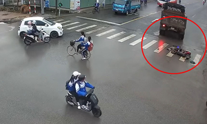 Xe tải tông xe máy điện, hai bà cháu thương vong