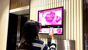 Đăng ký nhận lời chúc 8/3 từ nghệ sĩ qua màn hình thang máy