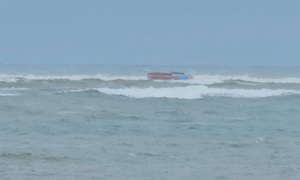 Tàu cá chở 7 người lật ở cửa biển Quảng Trị, 2 ngư dân nhập viện